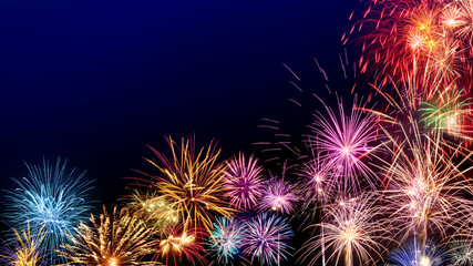 Stimmungsvolles Feuerwerk mit Textfreiraum auf Dunkelblau