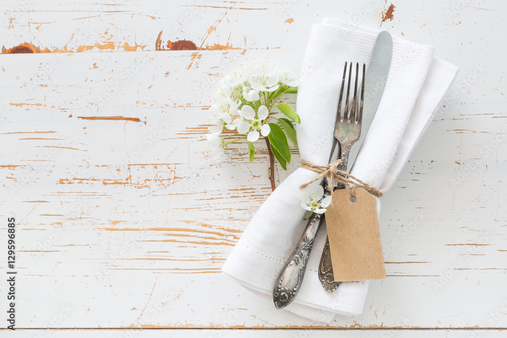 Sticker spring table setting with white flowers