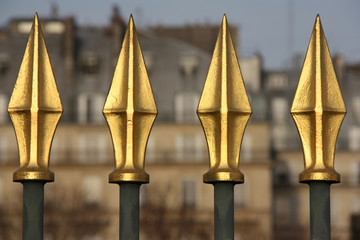 Grille à pointes dorées au Jardin des Tuileries à Paris, France