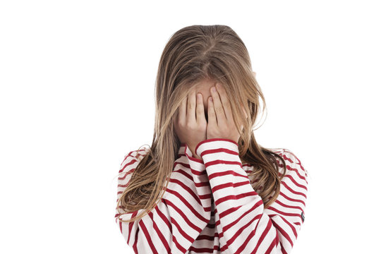 enfant fille triste pleurant