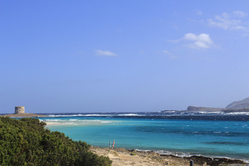 Stintino, in Sardegna mare e cielo, acqua e rocce, acqua limpida, sole sull'isola.