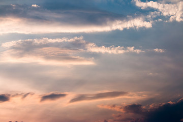 Fototapeta premium kolorowe dramatyczne niebo z chmurą o zachodzie słońca