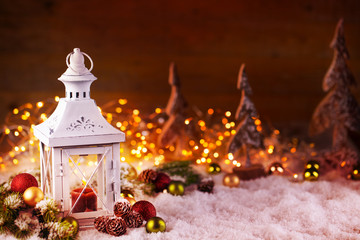Weihnachten  -  Laterne mit Dekoration im Schnee