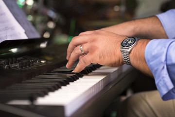 Obraz premium Man hands playing piano