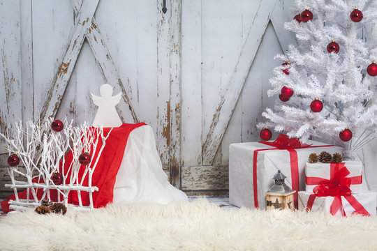 Teddybär, Engel und die Geschenke vor dem vintage Tor Hintergrund und dem Weihnachtsbaum