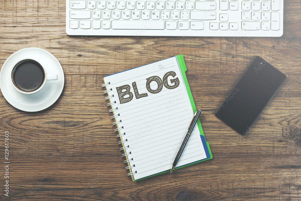 Aufkleber blog word on notepad and keyboard on desktop