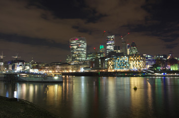 Obraz premium London City skyline by night from the riverside
