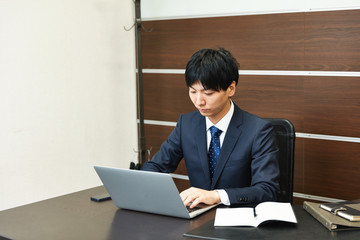 仕事中のビジネスマン
