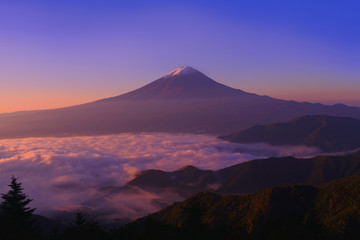 Fototapeta na wymiar 新道峠から夜明けの雲海富士山