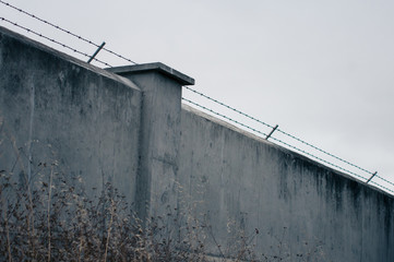 Cold Cement Wall with Barbed Wire - obrazy, fototapety, plakaty