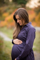 Obraz premium Beautiful pregnant caucasian woman in autumn