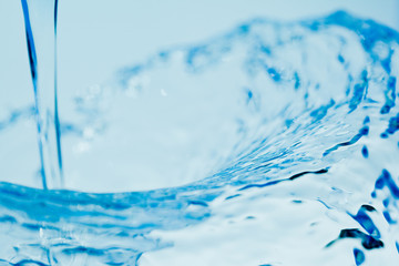 落下して流れる水