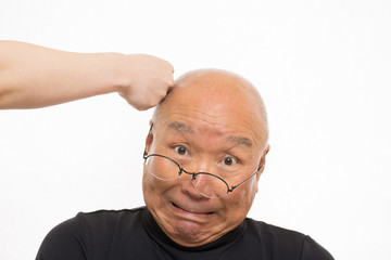 女性に虐待を受けるシニア