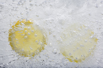 氷の中のレモン