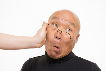 女性に虐待を受けるシニア