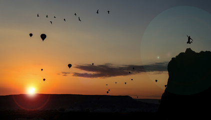 Kapadokyada gündoğumu ve balonlar