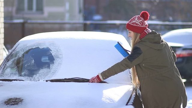 Clearing automobile's windscreen from snow