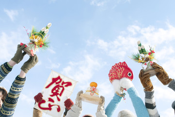 正月グッズを持つ若者たちの手元