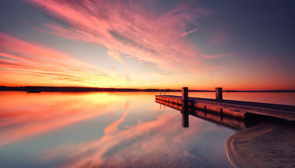 Fototapeta na wymiar Stille am See, Winterabend mit Sonnenuntergang