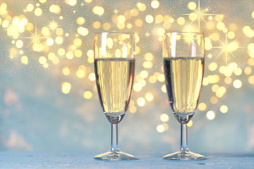 2 Gläser mit Sekt / Champagner vor festlichen Hintergrund