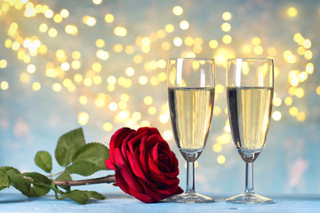 2 Gläser mit Sekt / Champagner mit roter Rose