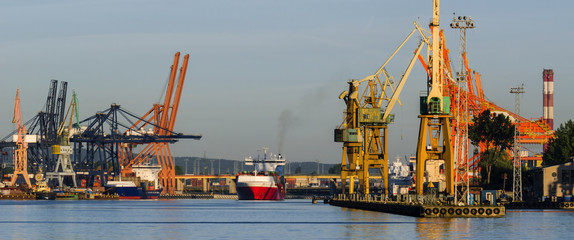 LARGE SEAPORT - GDYNIA © Wojciech Wrzesień