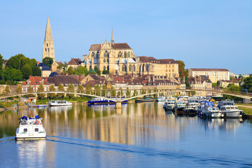 Auxerre, péniche sur l'Yonne, abbaye Saint-germain, Bourgogne-Franche-Comté