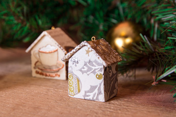 Fir tree decoration: handmade Christmas houses with ornaments