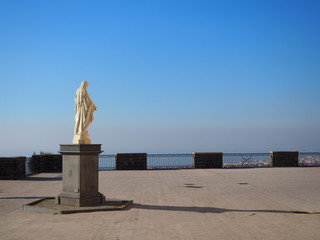 Statua di Santa Maria da prospettiva retro