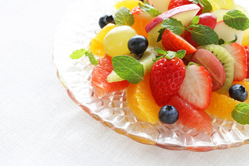 フレッシュフルーツサラダ、Plate of healthy fresh fruit salad