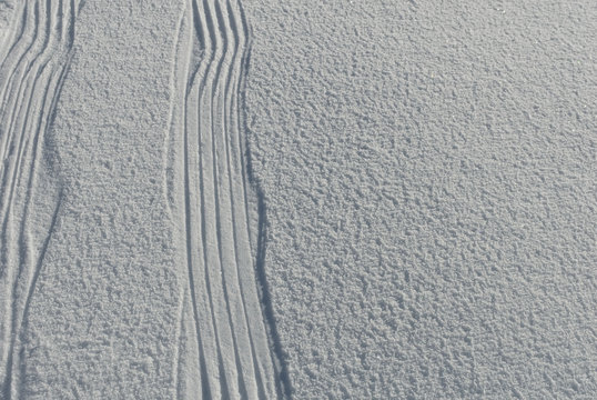 Impronte sulla neve fresca, impronte slittino sulla neve del simpon pass, alpi svizzere