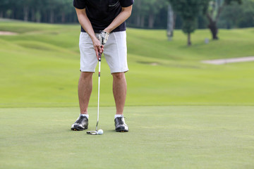 Obraz premium Golfer prepare to golfing the golf ball