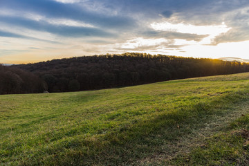 Sonnenaufgang auf Winterwiese