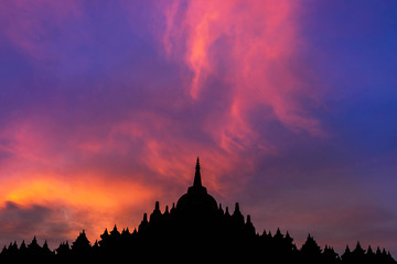 Obraz premium silhouette sandstone pagoda in wat Pa Kung temple at Roi Et of Thailand on twilight sunset 