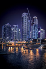 Fototapeta premium Wolkenkratzer bei Nacht 
