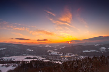 Zachód słońca zimą w górach w mieście górskim Muszyna   © rogozinski