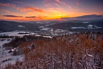 Zachód słońca zimą w górach w mieście górskim Muszyna
