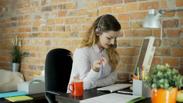 Call center agent talks with client and explain something
