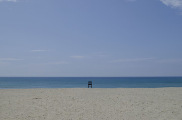 Fototapeta na wymiar 砂浜と椅子