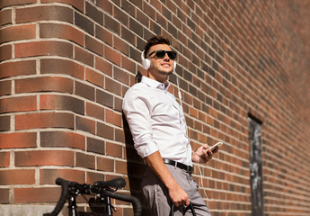 Fototapeta na wymiar man with headphones, smartphone and bicycle
