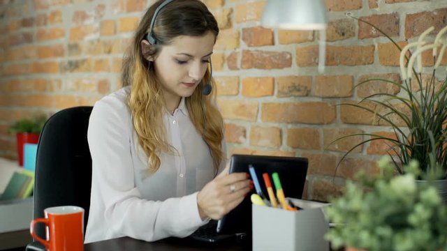 Call center agent disconnects screen from laptop and uses as tablet
