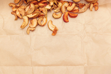 сухофрукты на пергаментной бумаге