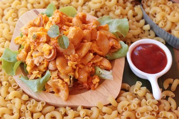 Fried macaroni with sausage and tomato sauce.