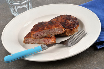 Grillettes de porc panées dans une assiette