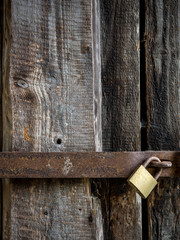 Holzwand als Hintergrund. Mit Riegel abgesperrt