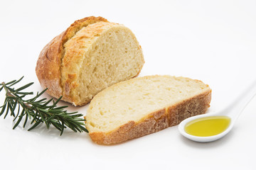 pane bianco croccante e olio d'oliva  su fondale bianco 