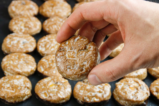 Fr&uuml;chtelebkuchen naschen