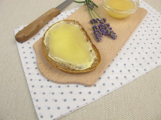 Butterbrot mit Lavendelhonig