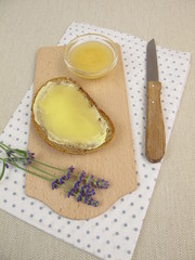 Butterbrot mit Lavendelhonig