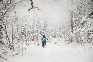 Мальчик убегающий в зимний лес © shubinan